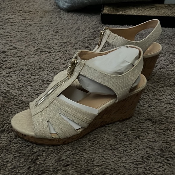 Two 8.5 heels - Picture 2 of 2